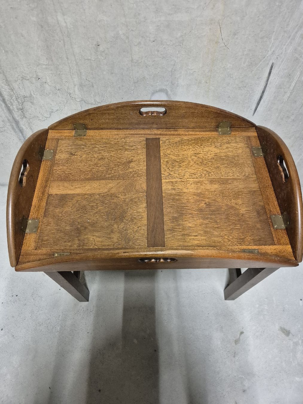 Tische: Butler Table Holz mit abnehmbarem Tablett – Gebraucht aus Corsier-sur-Vevey von K-V-T 2