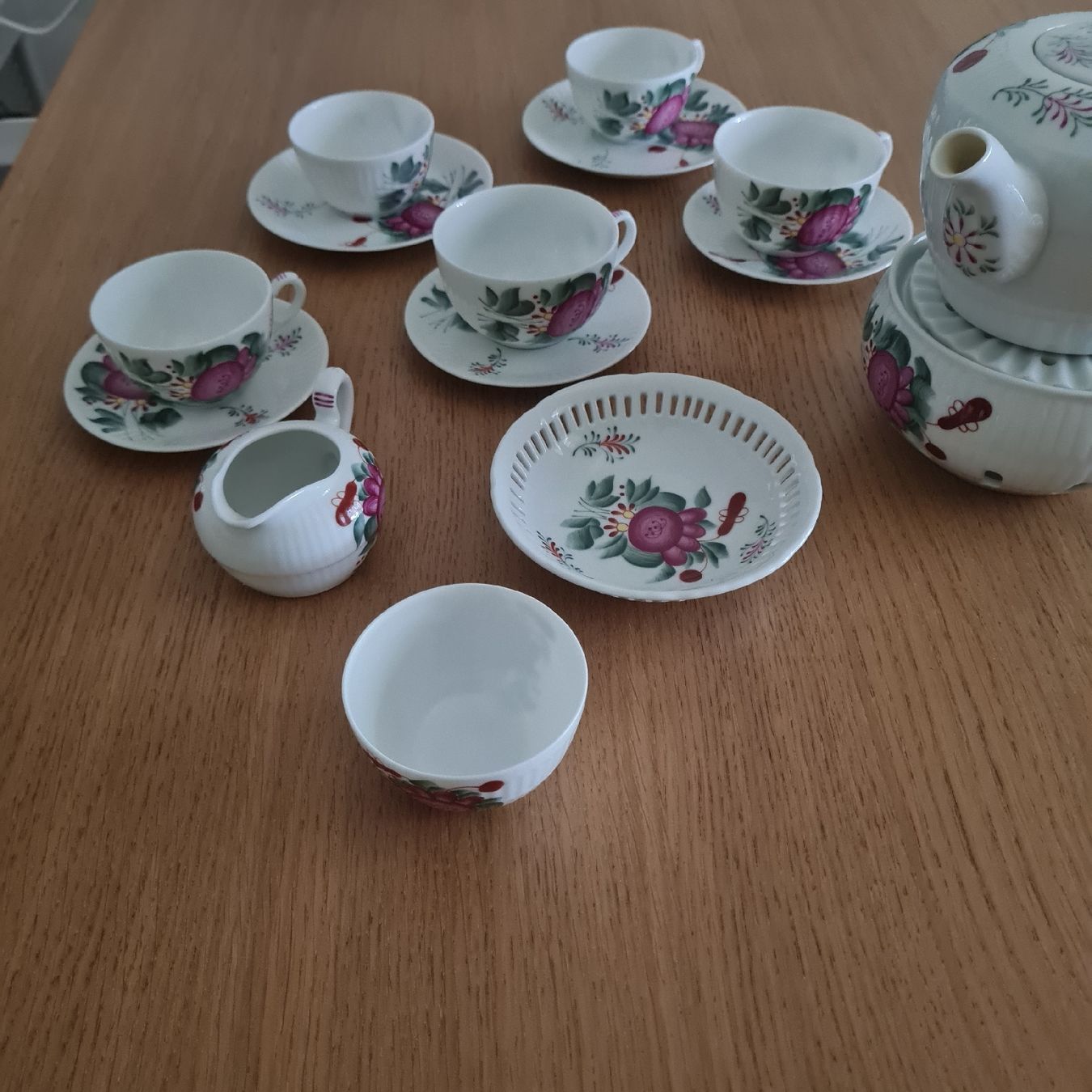 Set di piatti: Teeservice Ostfriesland  – Usato da Basel venduto da Piscosour01 6
