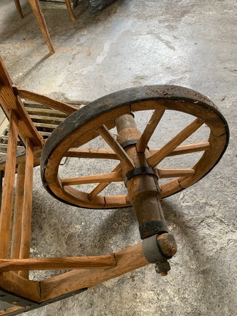Carriole: Alter Schubkarren aus Holz mit Metallrand – Usato da Riedern venduto da hagm 2