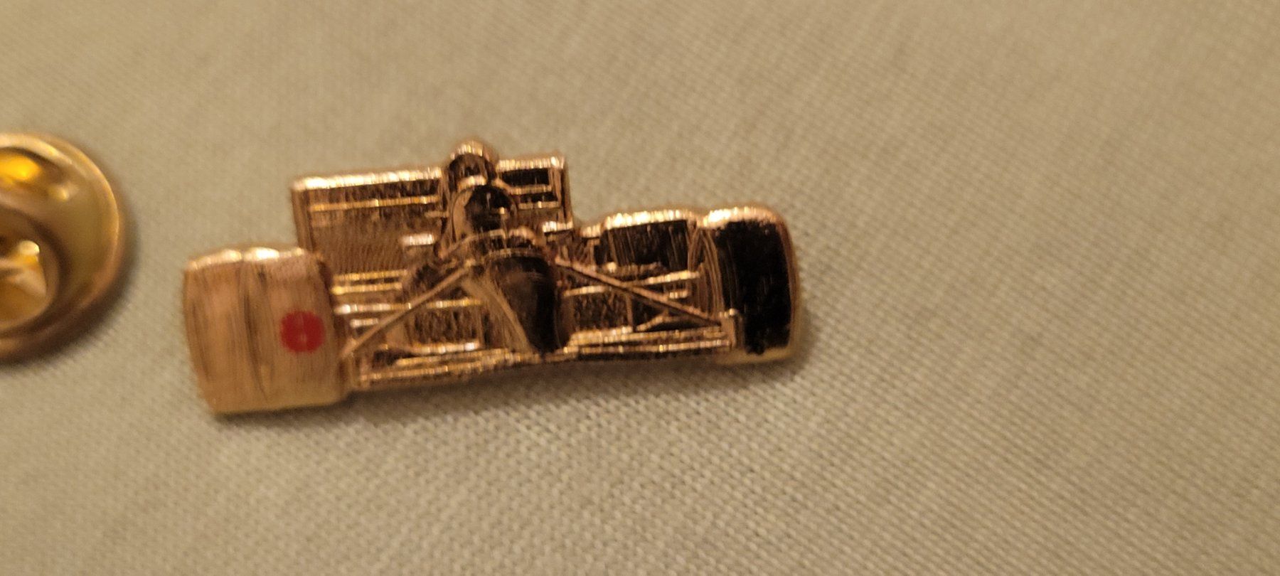 Plaketten & Abzeichen: Pin's Formule 1 vintage - Voiture de course dorée – Gebraucht aus Vésenaz von emose
