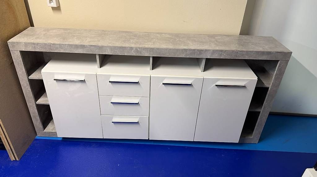 Cassettiere: Sideboard Beton-Optik/weiss Hochglanz  Kommode – Usato da Stein AG venduto da Marcster99