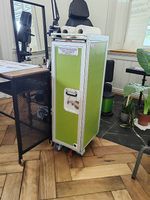 Flugzeugtrolley in grün mit Schubladen