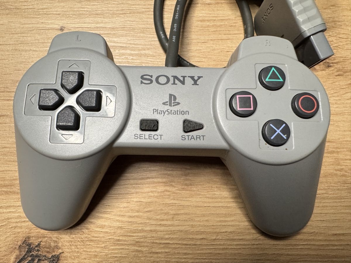 Sony Console: Originale Sony Playstation 1 mit 2 Controller, Top Zustand! – Usato da Biberist venduto da etesummer 3
