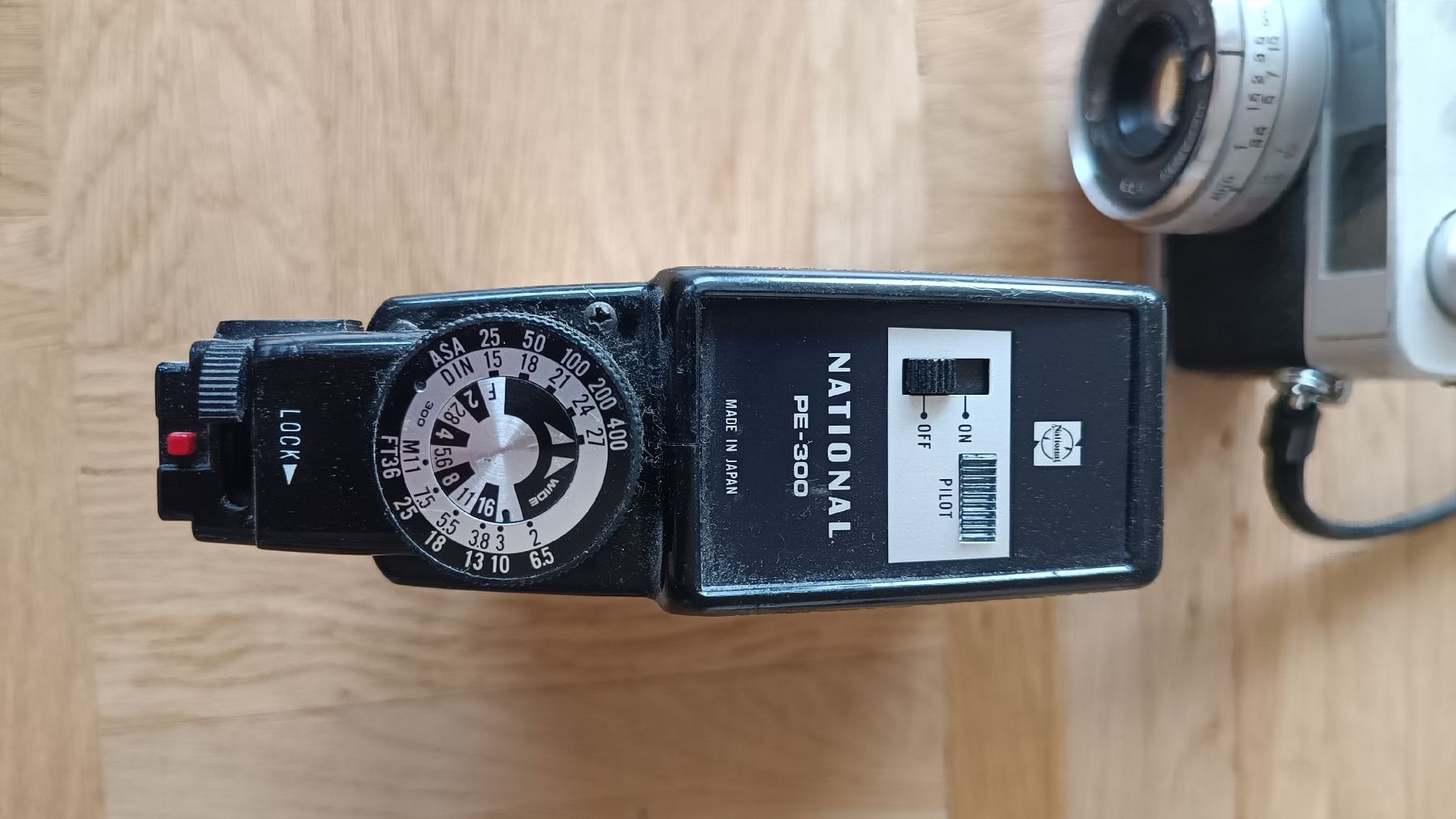 Konica Fotocamera: Konica C35 Kamera mit Blitz National PE-300 – Usato da Baden venduto da zuppel 7