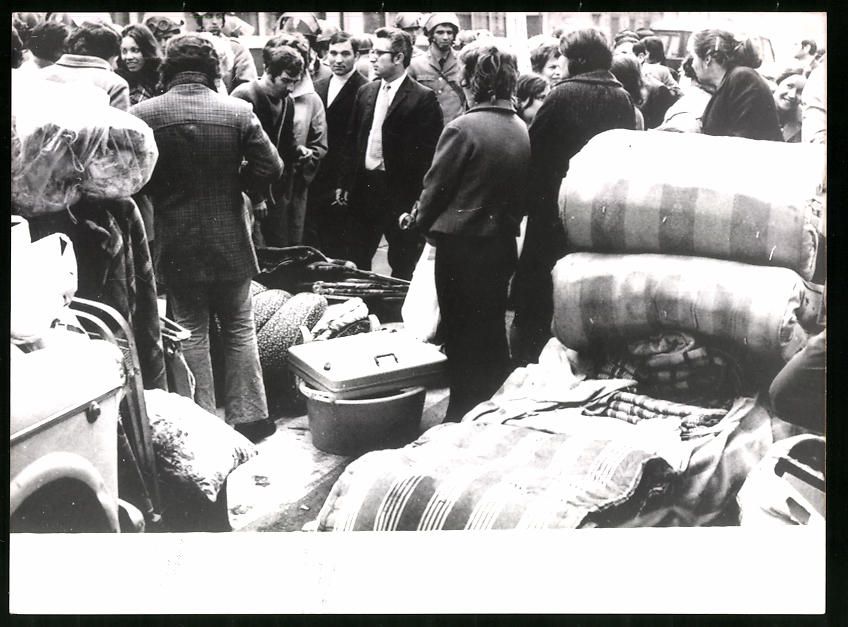 Fotografie & Manifesti: Fotografie Rom, Wohnungsbesetzer wurden  – Usato da Berlin venduto da bartko-reher