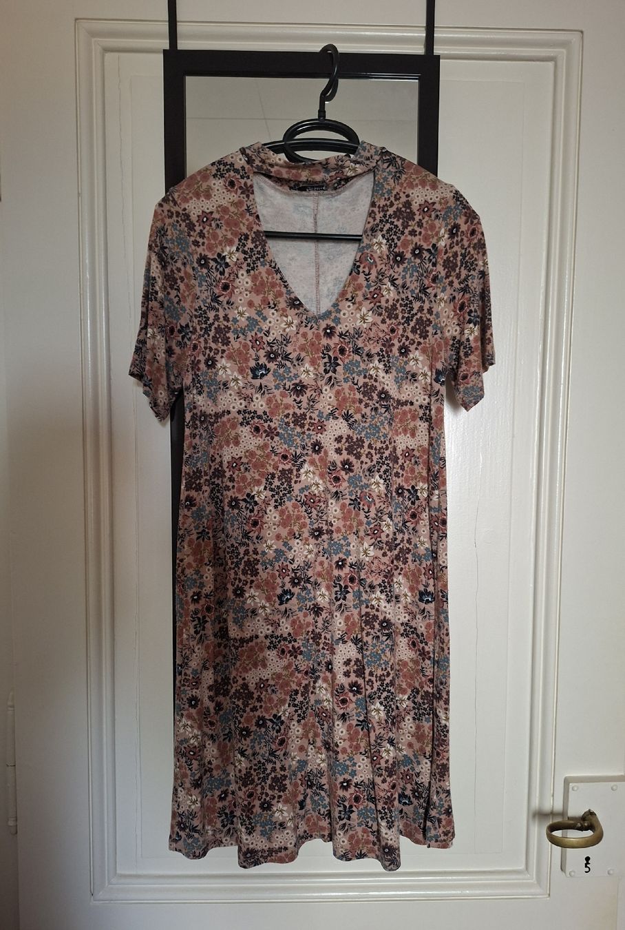 Pull&Bear Kleider: Robe rose à fleurs – Gebraucht aus Lausanne von zou_z677