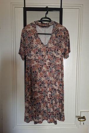 Robe rose à fleurs