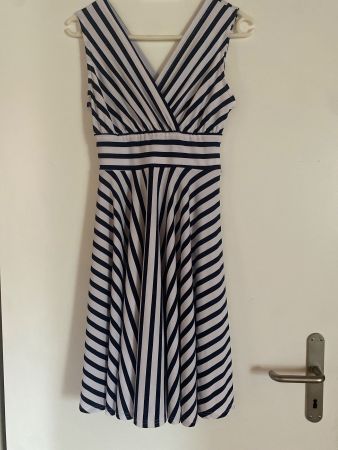 Sommerliches Kleid mit Streifen, Grösse S, Top Zustand