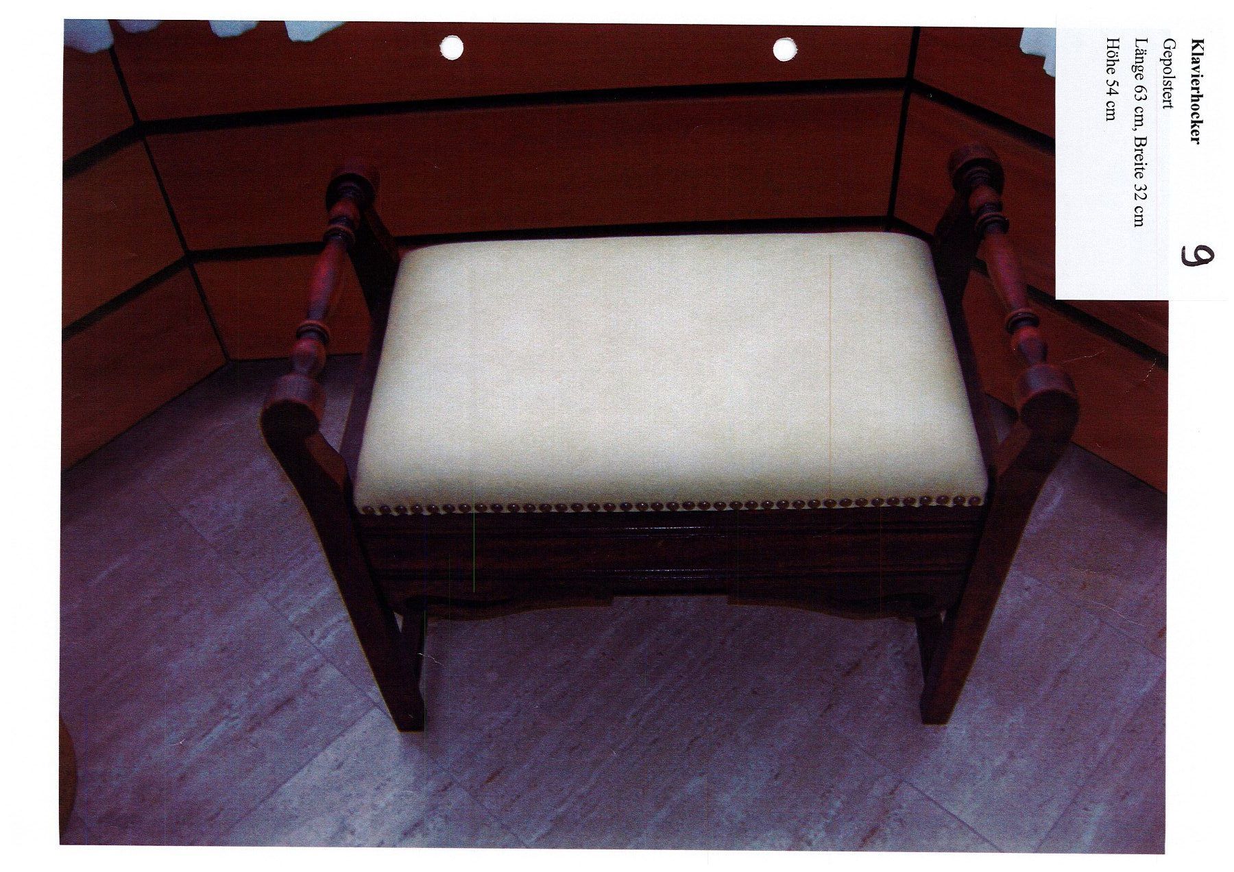 Hocker: Roter und weisser Vintage Hocker – Gebraucht aus St. Moritz von cor_l7jz 1