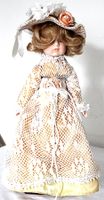 Porzellan-Puppe mit gehäkeltem Kleid
