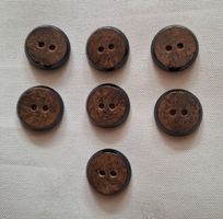 7 Knöpfe braun marmoriert, schwarzer Rand, 18 mm.