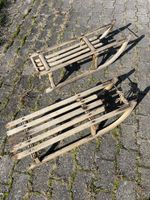 2 alte Holzschlitten