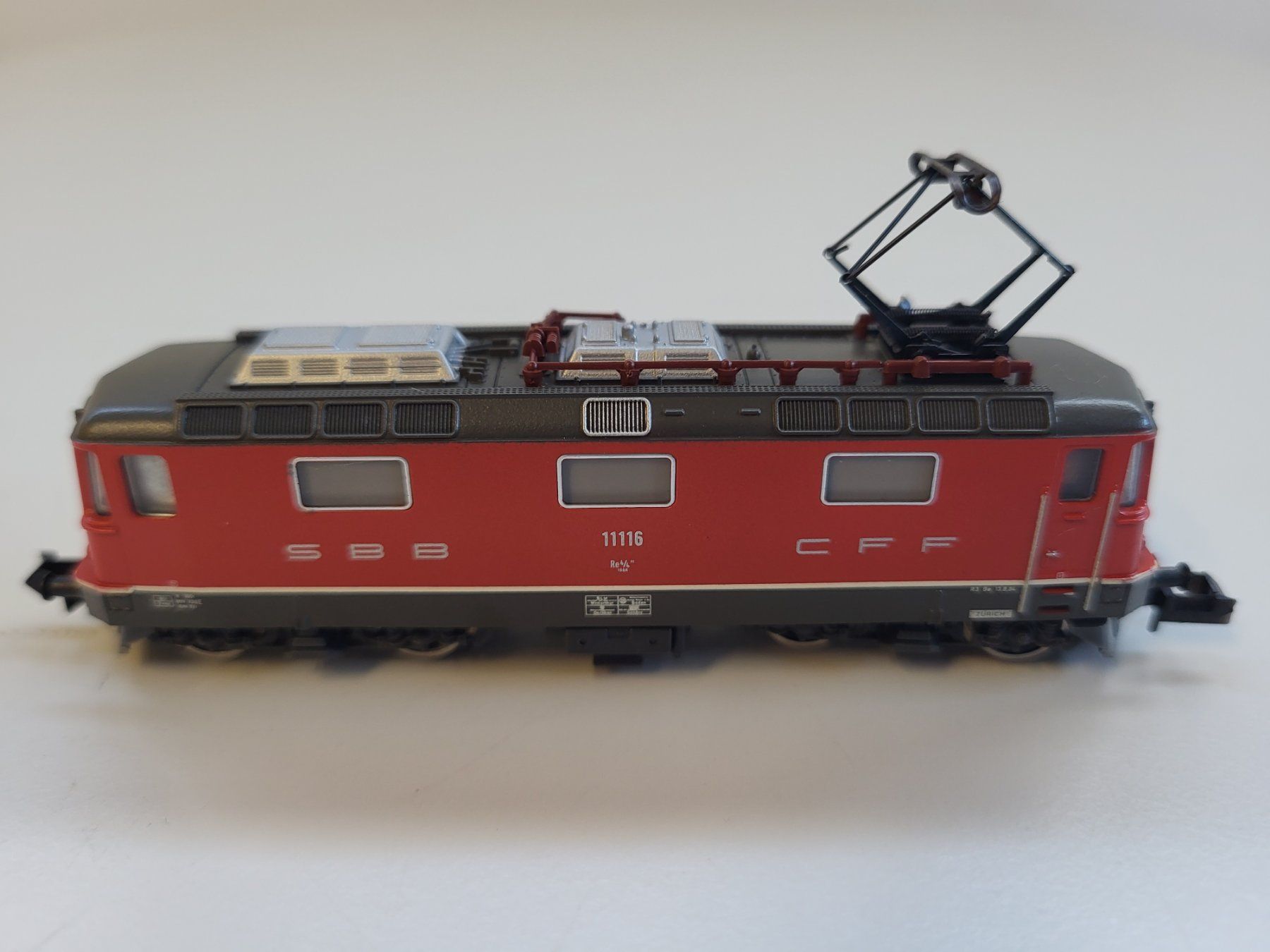 Trix Modellini di ferrovie: Minitrix 12977 E-Lok SBB Re 4/4 11116 rot – Usato da Brügg BE venduto da POU-BELLE 2