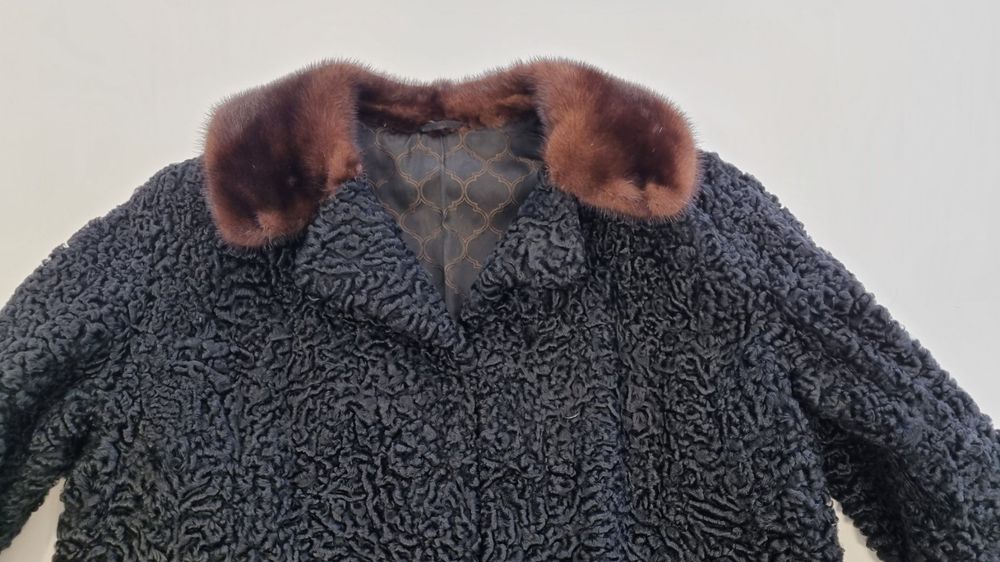 Cappotti: Manteau Fourrure Astrakan Vintage Pelz-Piro St. Jngbert – Usato da Genève venduto da pao_8srw 2