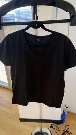 UNIQLO tshirt