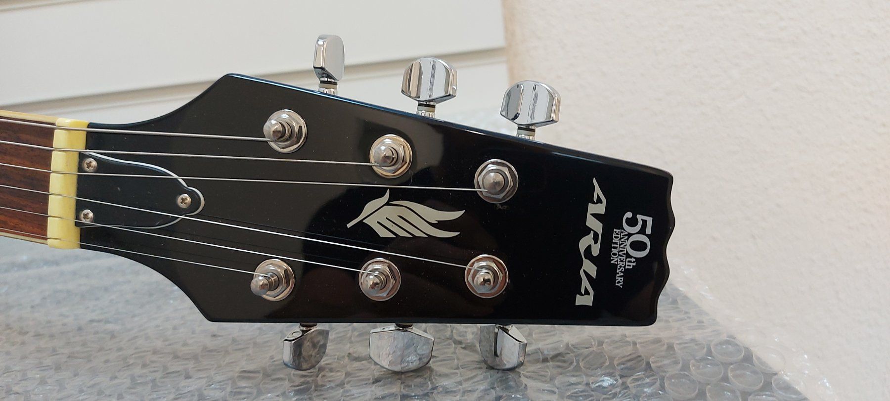 Aria Musikinstrumente: Aria 50th anniversary edition e-gitarre , neuwertig – Neu (gemäss Beschreibung) aus Glattbrugg von Swissmusik 1