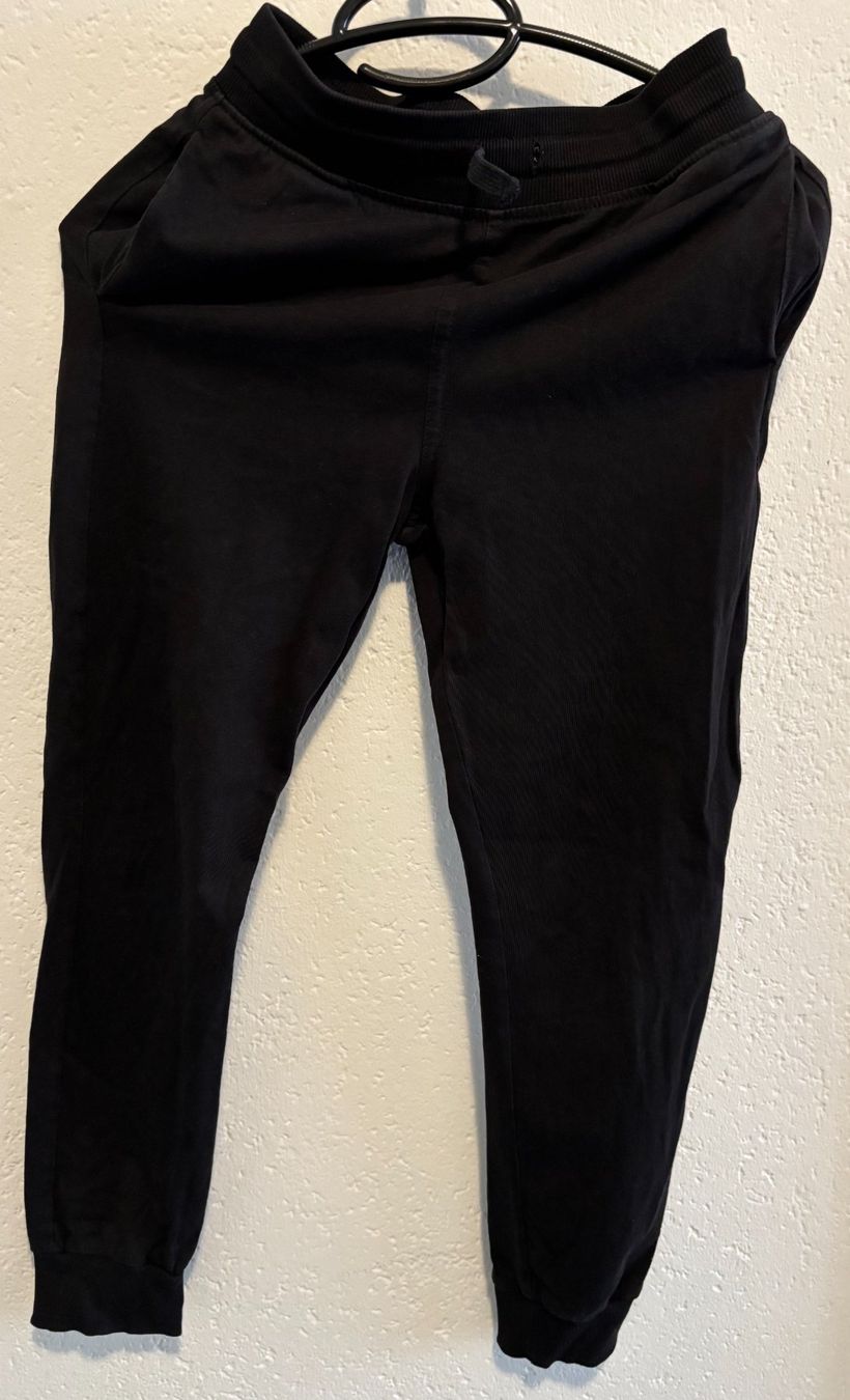 Hosen: 3 schwarze Hosen in Grösse 140 – Gebraucht aus Zürich von IlkaK 2