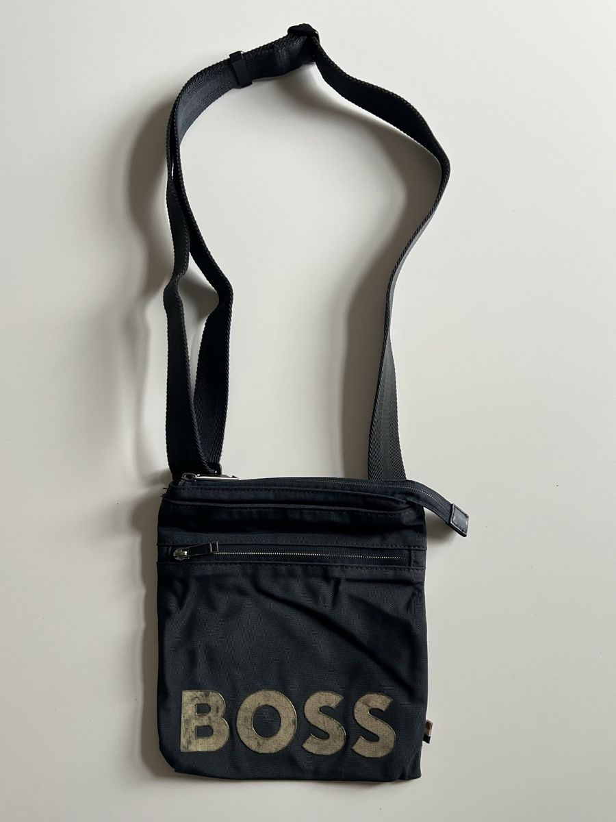 Hugo Boss Borse: Navy Hugo Boss Umhängetasche – Usato da Zürich venduto da zleoh