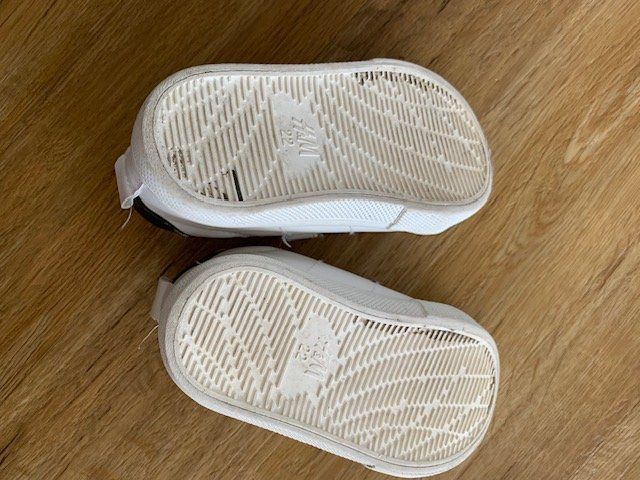 H&M Scarpe per ragazzi: H&M Sneaker Schuhe mit Klett Größe 22 – Usato da Wolfwil venduto da NewGirl 2