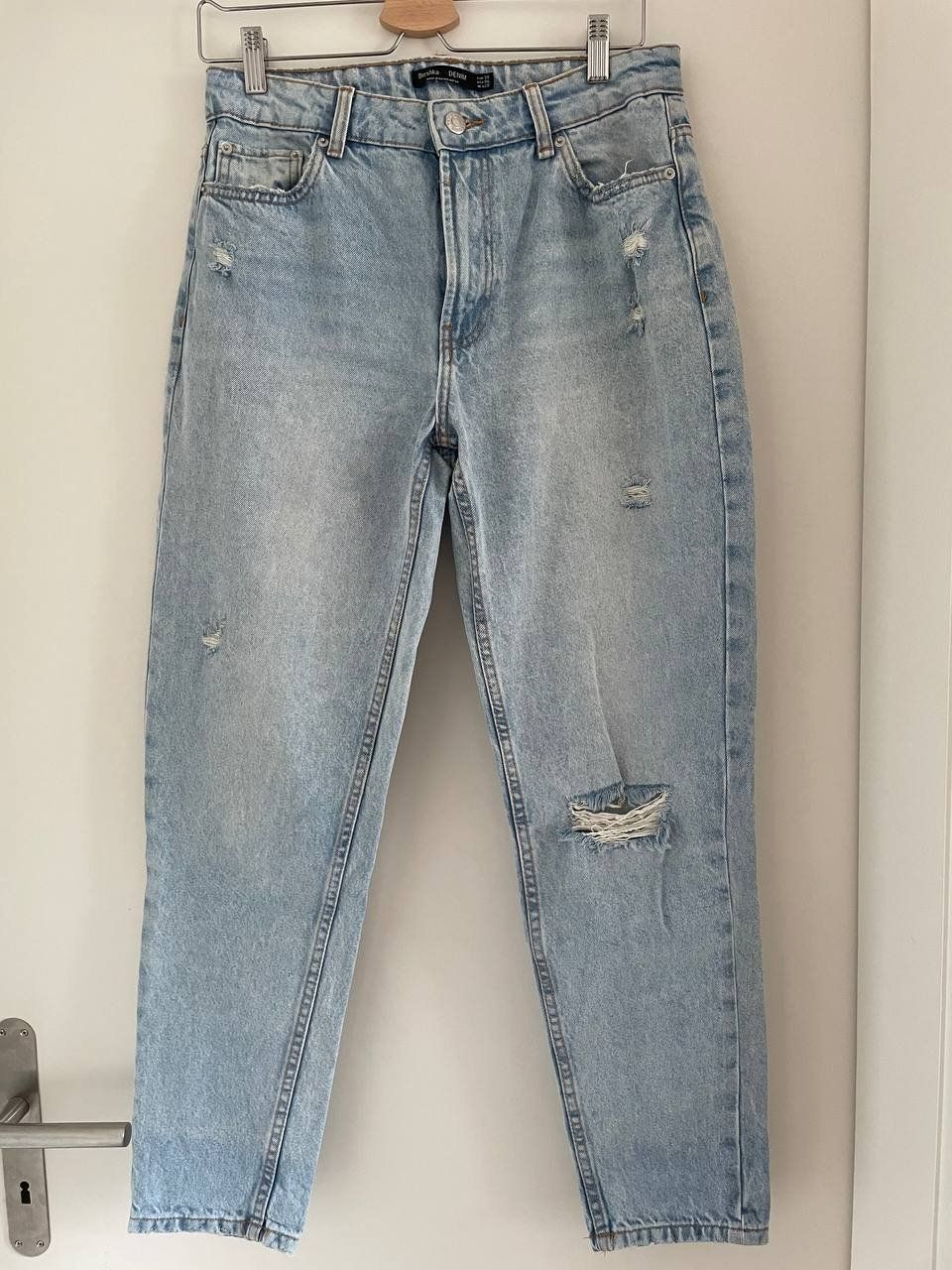 Bershka Jeans: Bershka Mom Jeans mit Rissen – Usato da Adliswil venduto da N3er4