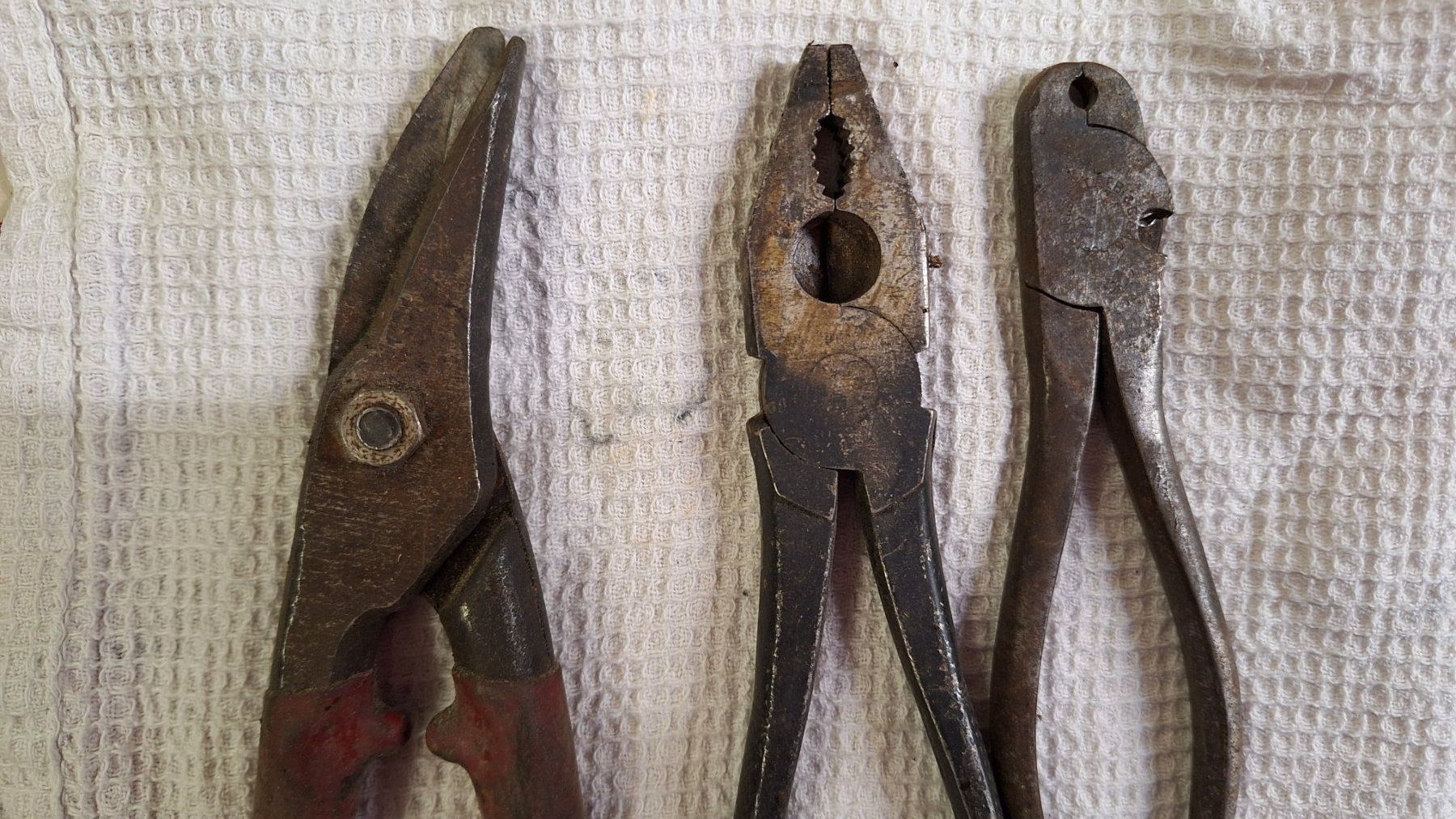 Tous les outils: Scheunenfund ,3 alte Zangen – D'occasion à Dornach par majo8689