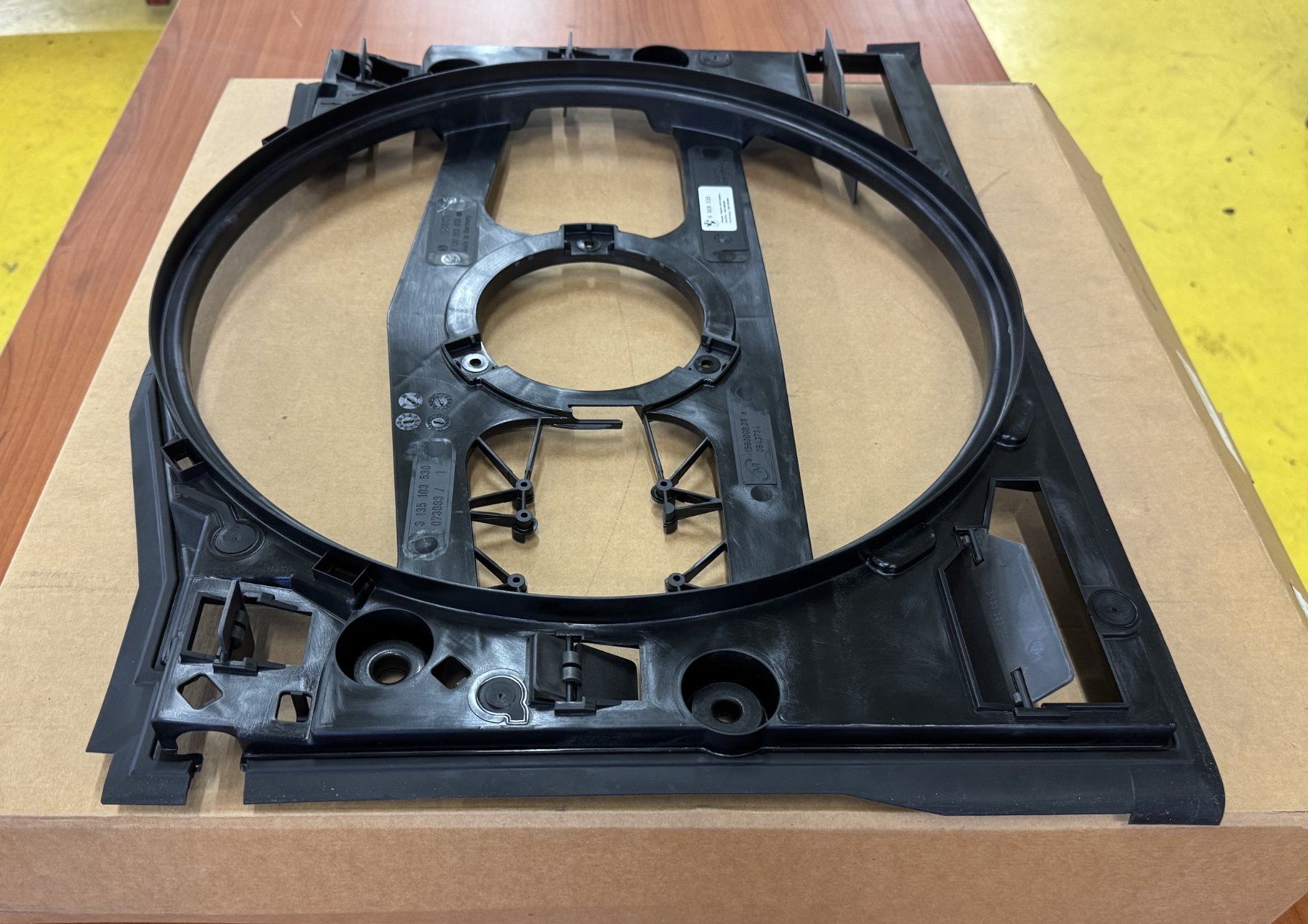BMW Tutti pezzi di ricambio auto: BMW Série 3 E46 support de ventilateur – Nuovo (secondo la descrizione) da Satigny venduto da rfo59 4