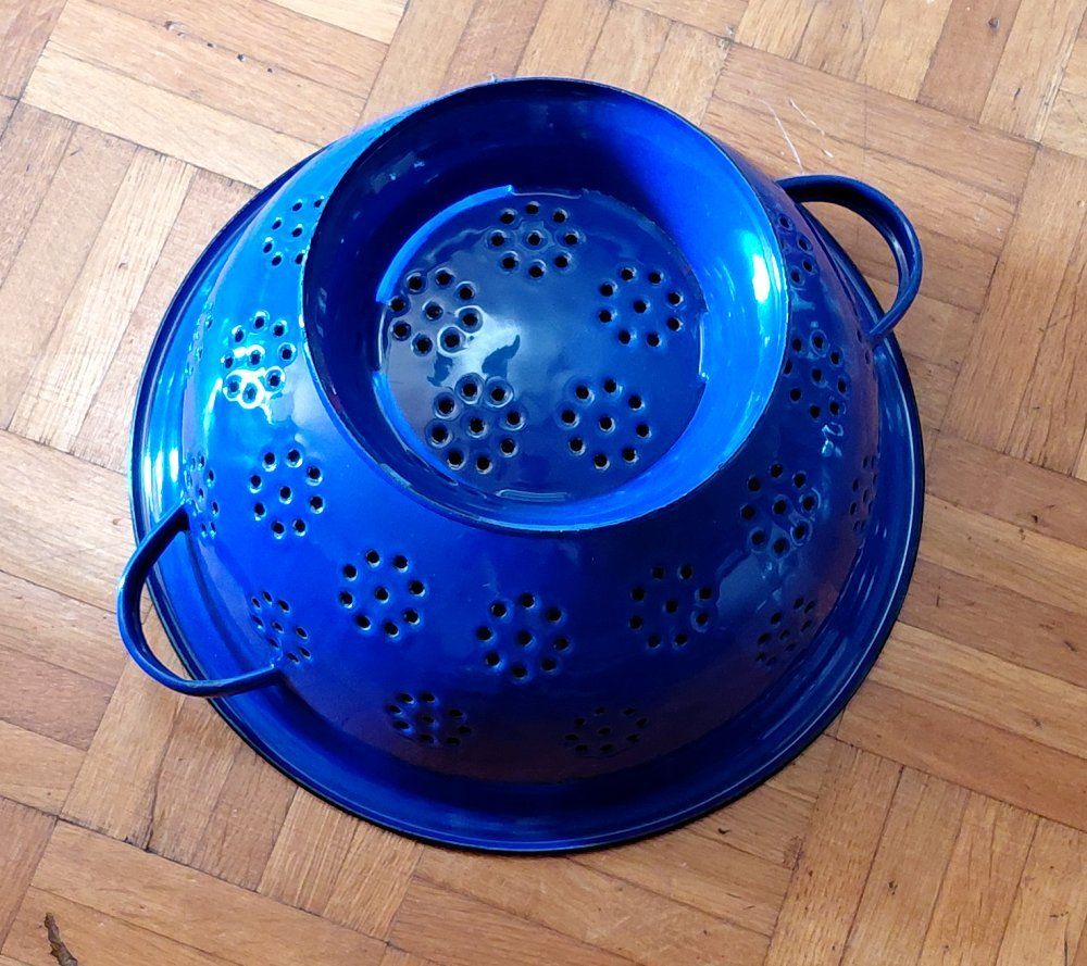 Elettrodomestici da cucina: Altes blaues emailliertes Blechsieb -C53 – Usato da Morges venduto da vimajes12 2