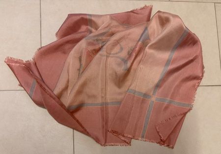 Foulard en soie rose motif floral 86x93cm