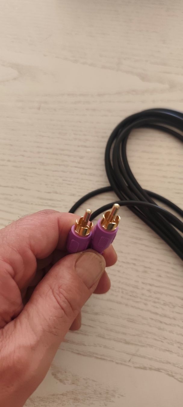 Câbles: Câble audio RCA noir connecteurs dorés violet – D'occasion à Aigle par Dadavd 1