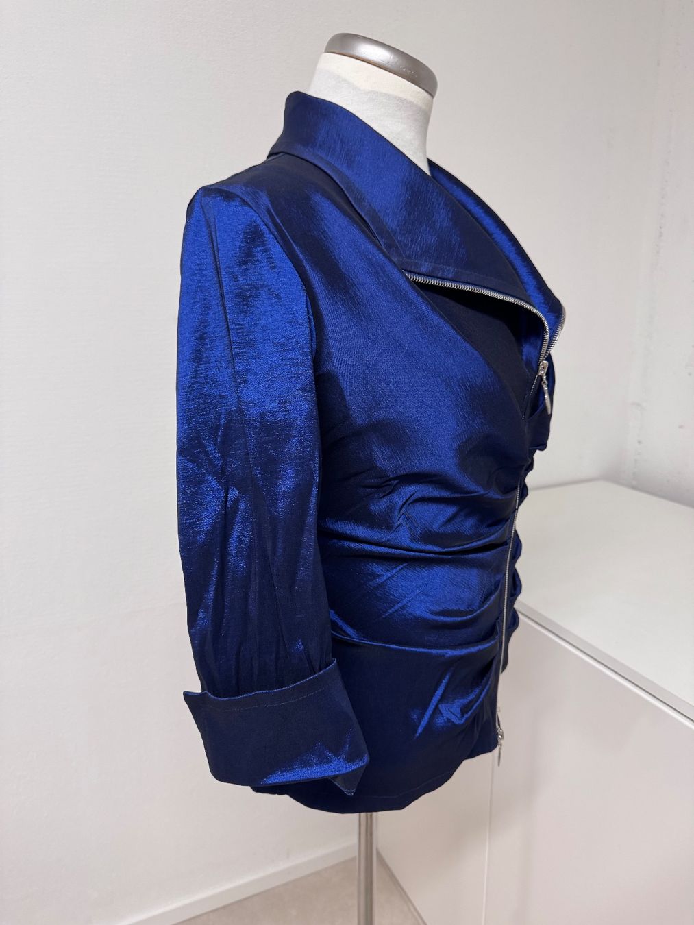 Joseph Ribkoff Giacche: Schillernde blaue Joseph Ribkoff Jacke – Usato da Zürich venduto da van_5xbk 1