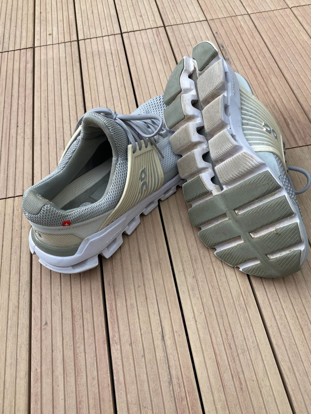 On Scarpe da donna: On - Damenturnschuhe (grau-weiss) – Usato da Zürich venduto da giro64 1