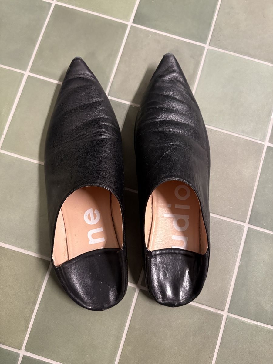 Acne Studios Chaussures femmes: Acne Studios leather babouches 38 – D'occasion à Zürich par NVTR