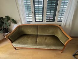 Vintage Zweisitzer Sofa, grüner Samtbezug, Holzrahmen