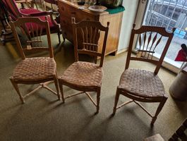 3 Holzstühle mit geflochtenem Sitz Biedermeier