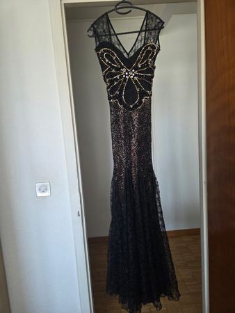 Robe de soirée noire, dentelle et détails brillants,