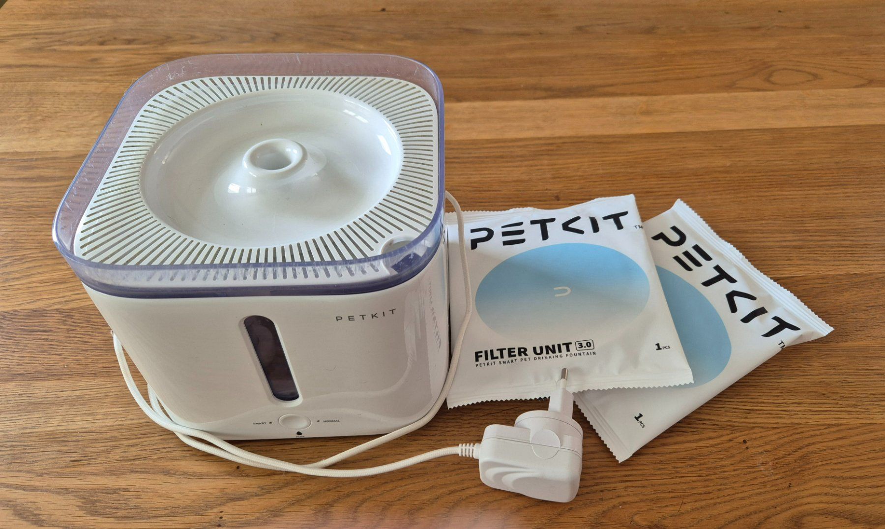 Stagni & Fontane ornamentali: PETKIT Trinkbrunnen inkl. 3 Filter – Usato da Aadorf venduto da Merlin111