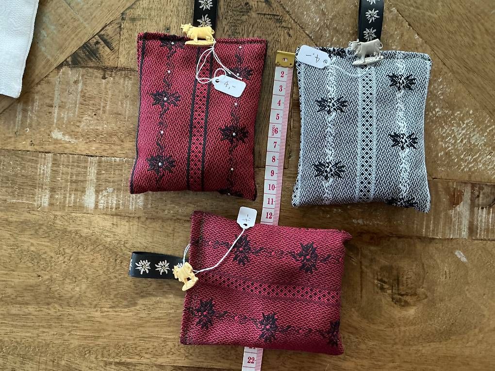 Tutte le decorazioni: Lavendelsäckli Edelweiss Stoff  – Nuovo e nell'imballaggio originale da Liestal venduto da Strigg-Grossmami
