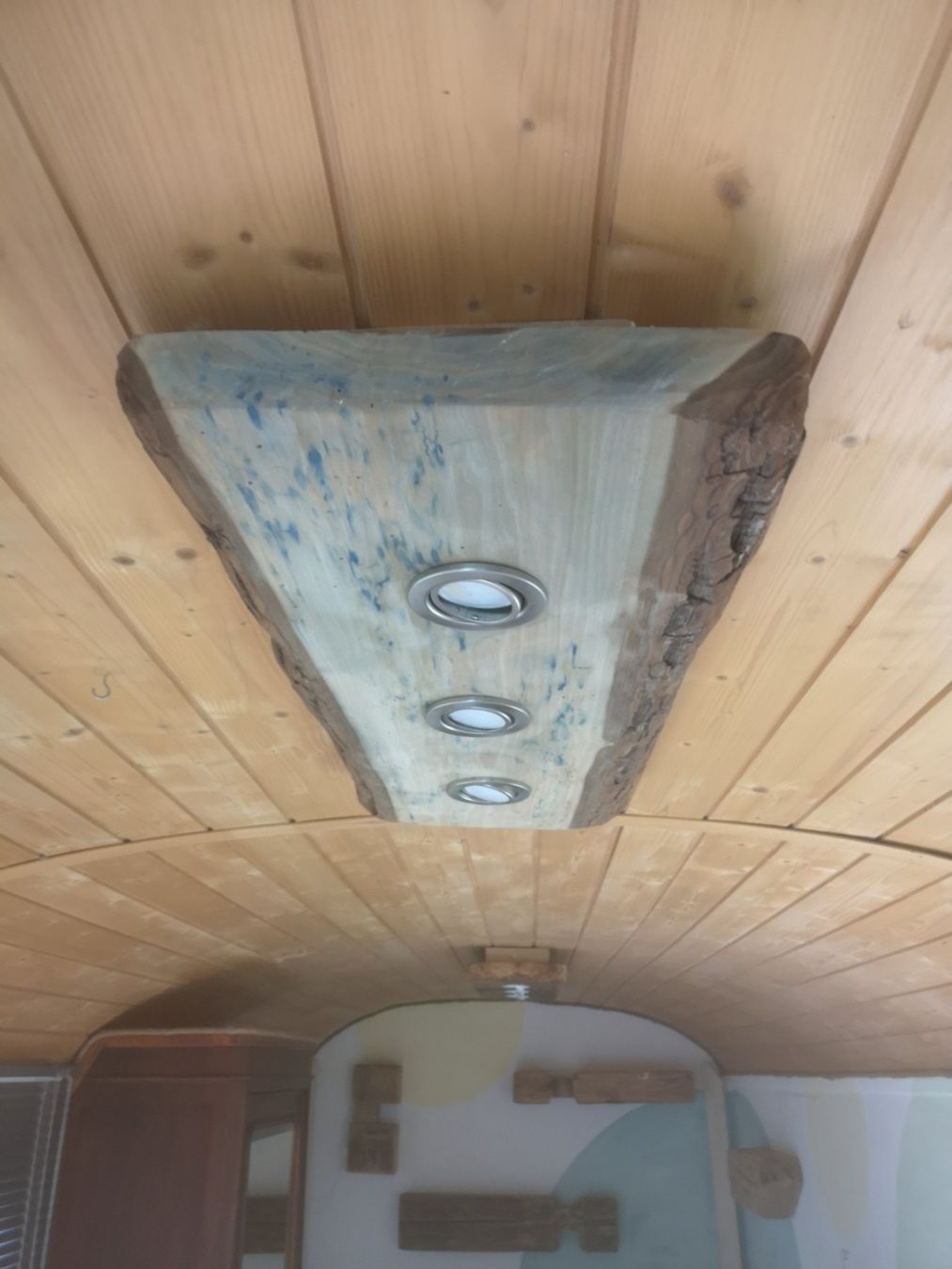 Lampadari & plafoniere: LED Deckenlampe aus einem alten Nussbaum Brett – Usato da Sisikon venduto da Creantic-Art 1