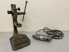Bohrständer mit antiker Bohrmaschine 