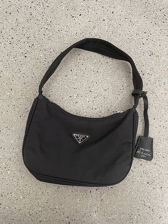 Prada Nylon Tasche Re-Edition mit kleinen Riss