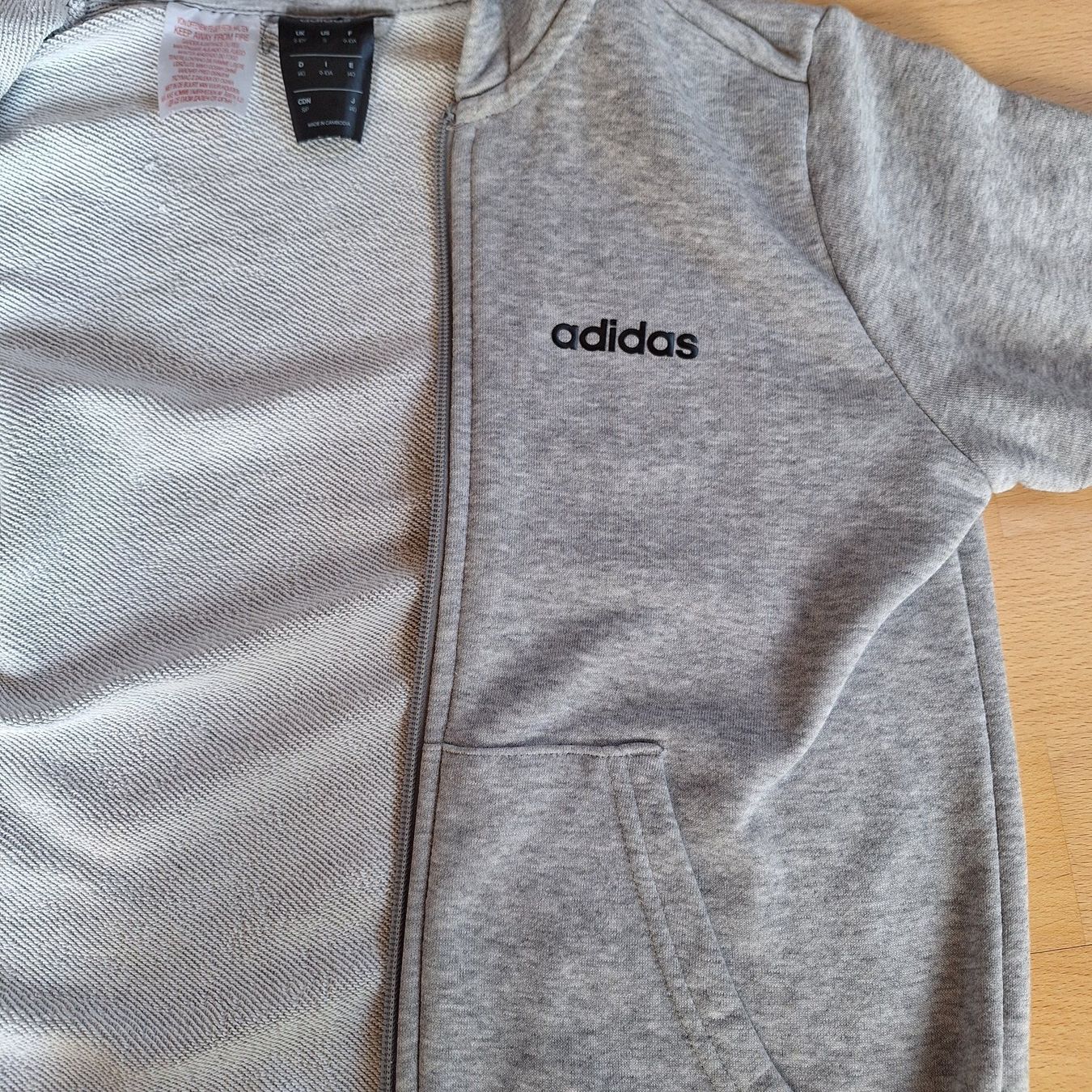Adidas Giacche: Adidas Kapuzenjacke, Gr. 140, Grau – Usato da Hettenschwil venduto da Schneuggi2 6