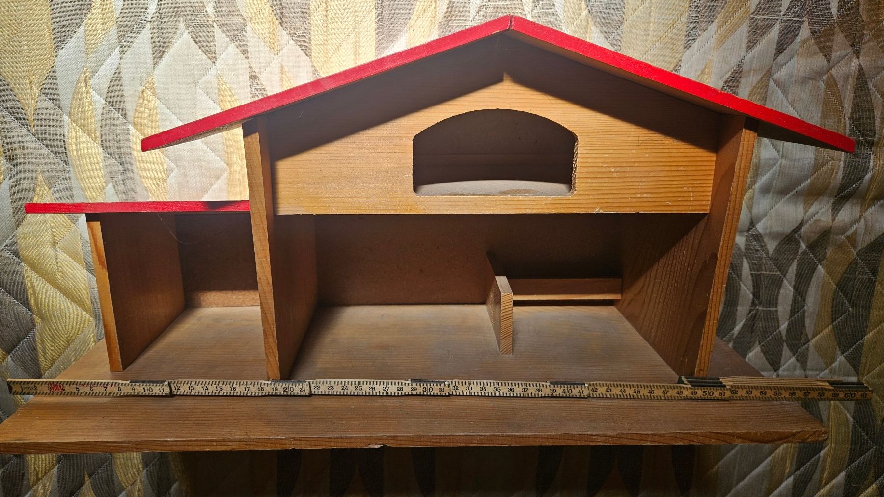 Spielzeuge: Spielzeugstall Holz rotes Dach – Gebraucht aus Suhr von Jensdetlef 1