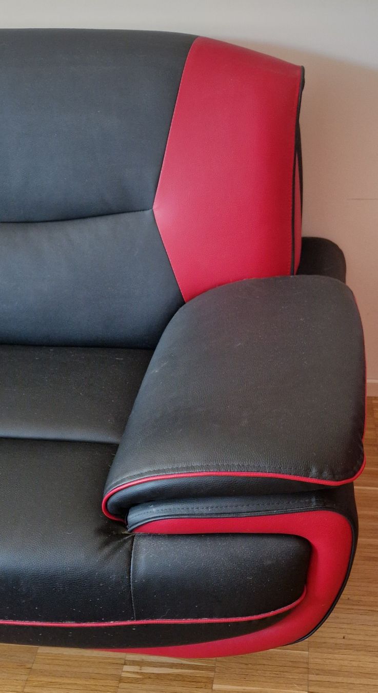 Sofas: Schwarzes Kunstleder Sofa mit roten Akzenten – Gebraucht aus Zürich von Sissi-Minouche 1