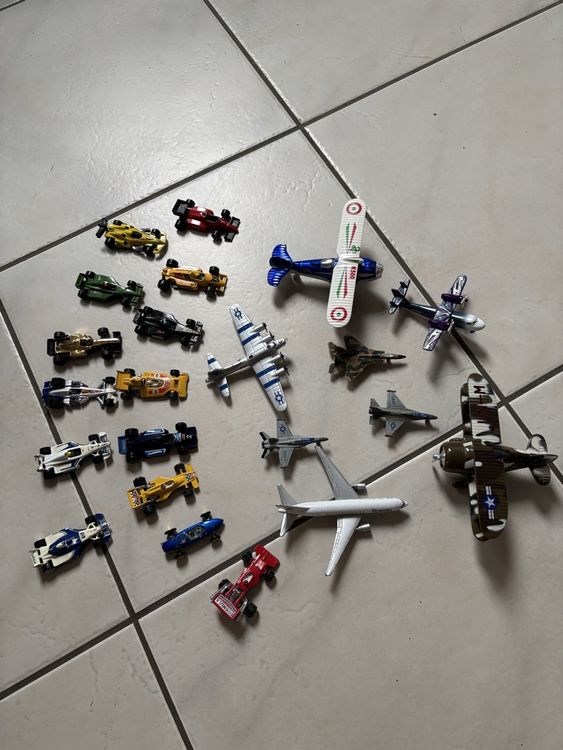 Kits de montage: Petites voitures ,avions métal – D'occasion à Bollion par fran12