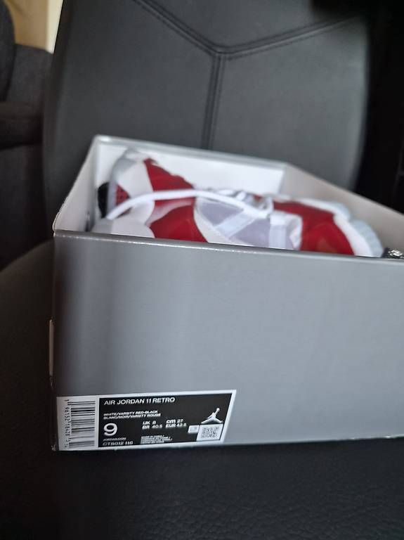 Herrenschuhe: Jordan 11 Cherry 42.5 original  – Neu und originalverpackt aus Beckenried von Travelbuddy