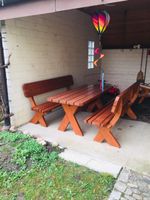 Gartenesstisch mit Bänken