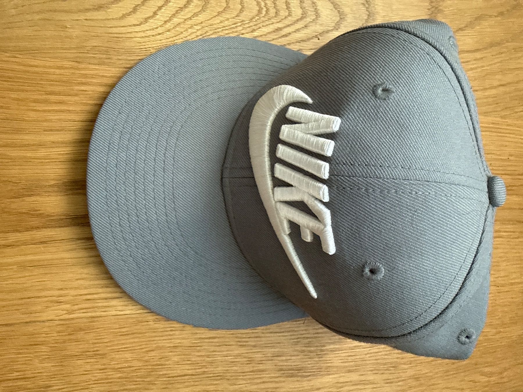 Nike Altro in  Abbigliamento & Accessori: Nike True Snapback Cap Grau Weiss – Usato da Niederwangen BE venduto da Marco-Antonio-Luca