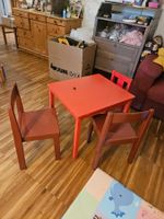 Kindertisch und -stühle