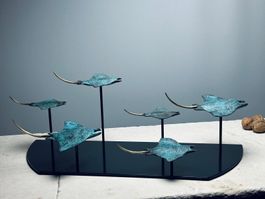 Sculpture de raies en bronze sur 6 raies manta en vol