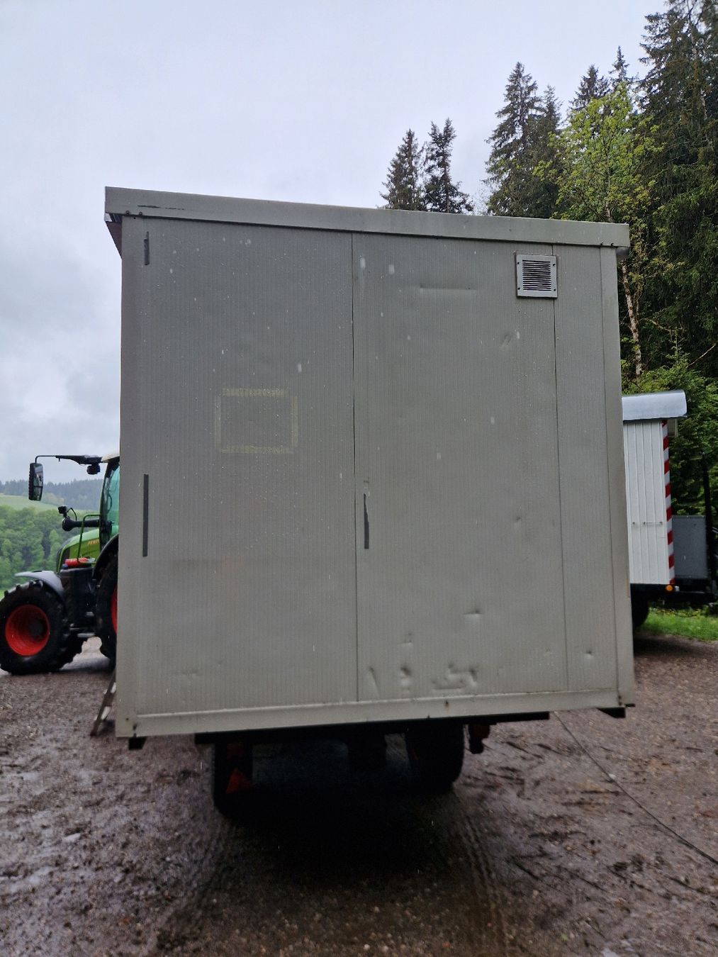 Baucontainer: Bürocontainer mit Fahrwerk – Gebraucht aus Sumiswald von ForstCounty 4